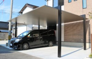 「出雲市で施工したカーポートのある駐車スペース