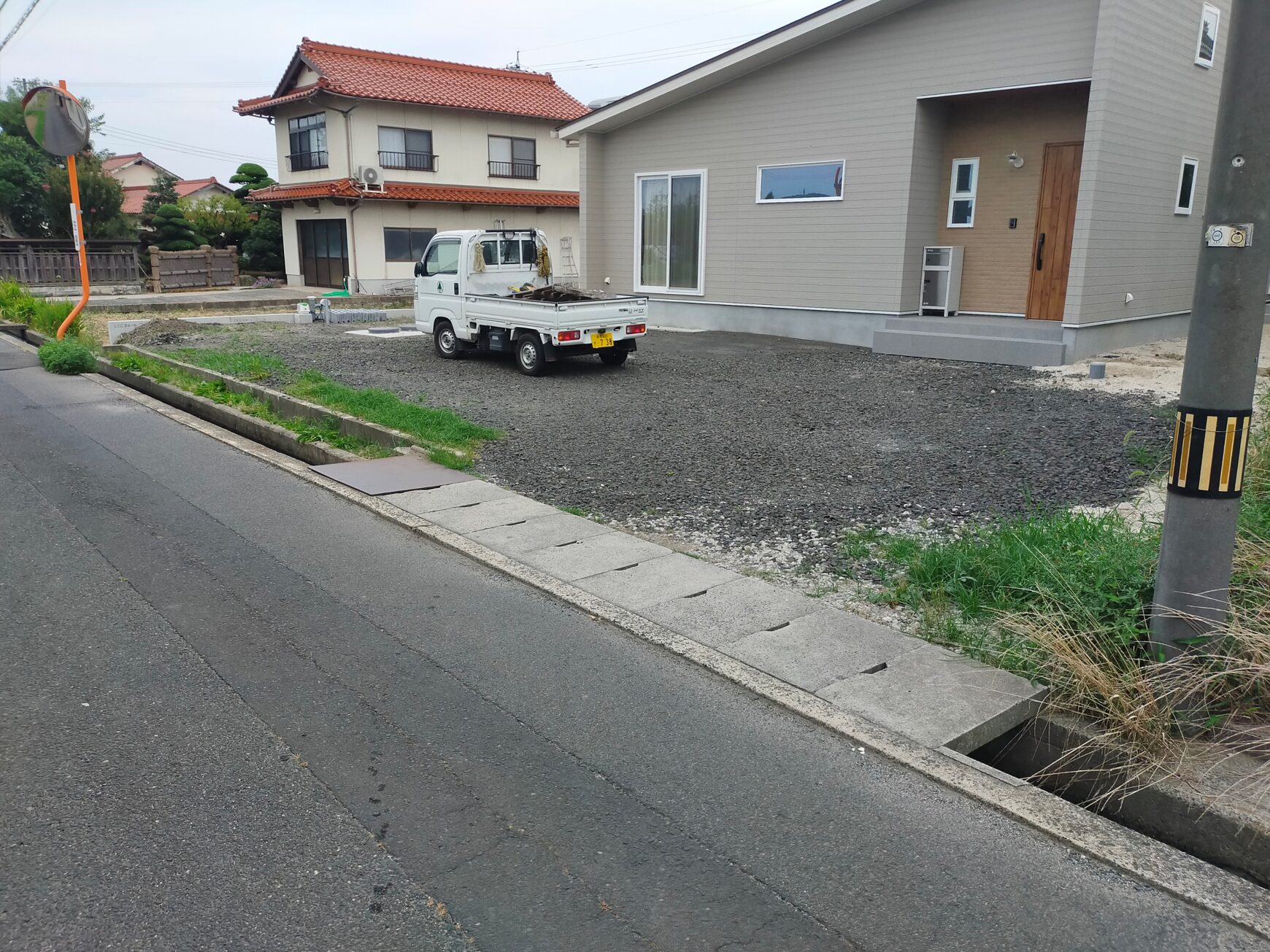 出雲市 外構リフォーム 施工前の駐車場と庭の写真