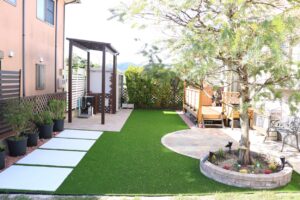 出雲市の住宅で子どもが安心して遊べる人工芝の庭施工例