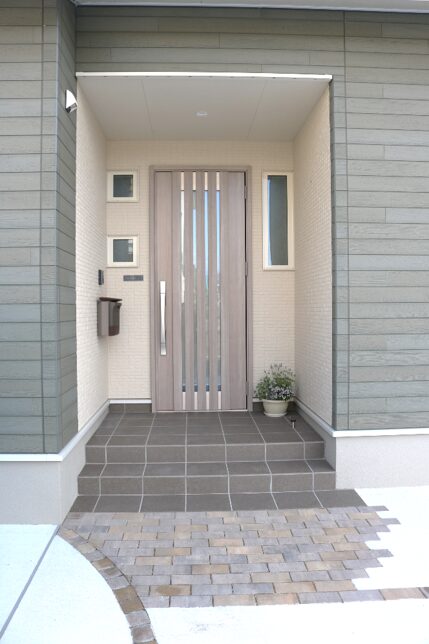 出雲市 玄関アプローチ 外構リフォーム 門柱とタイルの施工写真